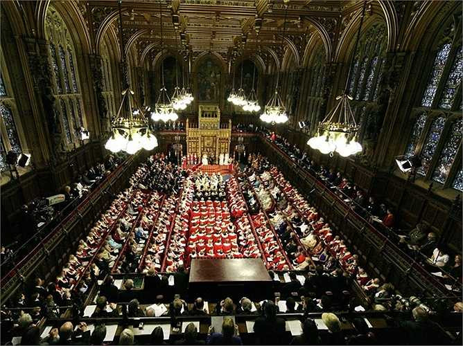 Luật pháp nước Anh phải thông qua Nữ Hoàng. Ý kiến của Nữ hoàng là bước cuối cùng để biến một dự thảo luật trở thành một điều luật chính thức