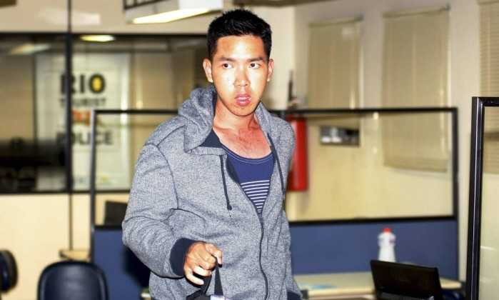 Anh Le Dac Minh, bạn của chị Tran Vu Ha khi ở đồn cảnh sát - Ảnh: Globo