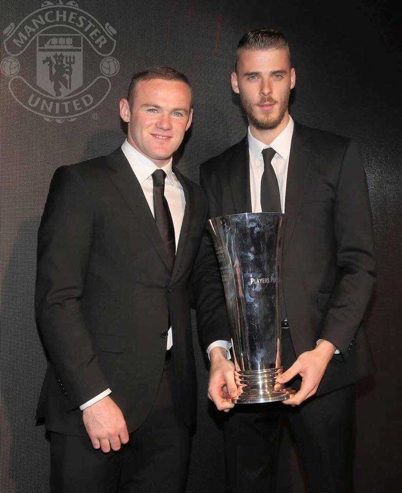 Rooney chúc mừng De Gea nhận danh hiệu 'Cầu thủ xuất sắc nhất năm' của Man Utd