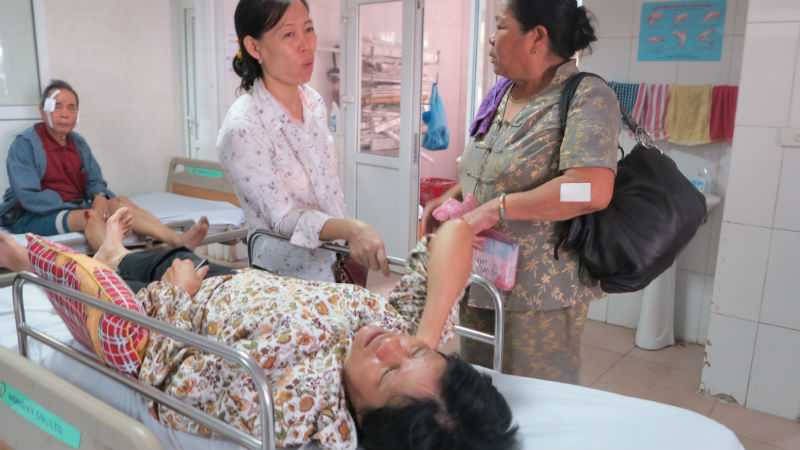 Xe đi xuyên Việt đâm xe tải, 9 người thương vong