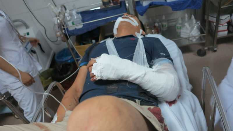 Xe đi xuyên Việt đâm xe tải, 9 người thương vong