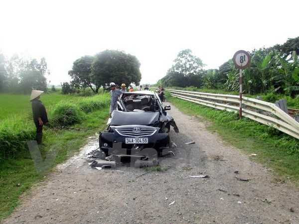 Cố vượt đường ray, ô tô bị tàu hoả đâm nát