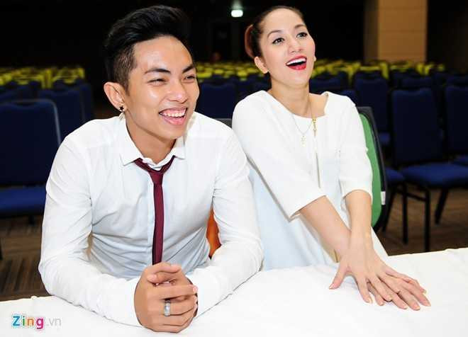 Phan Hiển luôn dành cho Khánh Thi sự quan tâm đặc biệt. Trong các sự kiện, anh luôn âm thầm chăm sóc nữ kiện tướng dance sport.