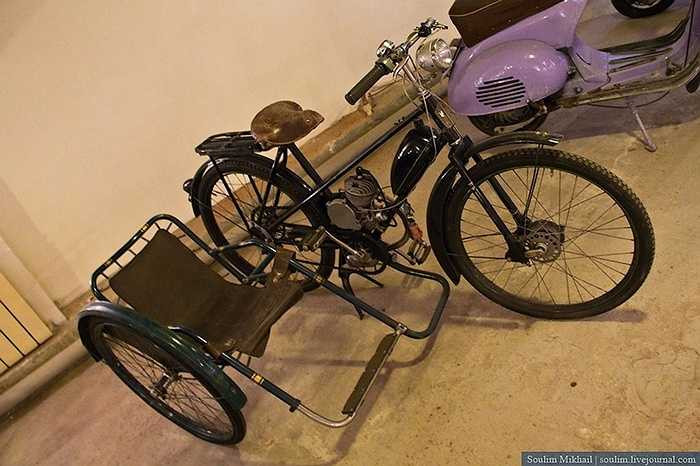 Một chiếc xe sidecar thuở sơ khai trông như thế này, đó là một chiếc Mobilett gắn thêm ghế bên hông trông giản đơn nhưng ở đầu thế kỷ 20, nó là một kiệt tác cơ khí.