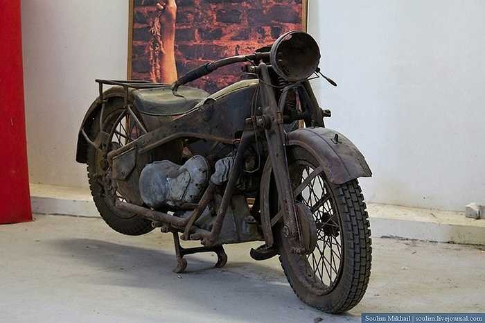 Mô tô phân khối lớn của hãng Ural (Nga) trong giai đoạn 1935, xuất thân là một chiếc mô tô dùng cho bậc sỹ quan trong quân đội.