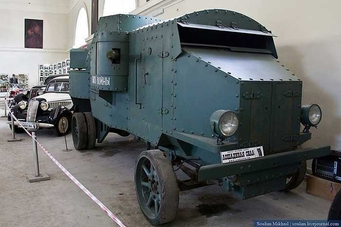 Xe thiết giáp trong thế chiến I, thực chất là một chiếc lô cốt di động vì nó không có khả năng tự hành mà phải có phương tiện kéo nó ra trận địa.