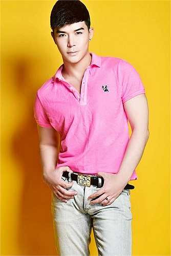 Khác với hình ảnh 'Quý ông hát tình ca' lịch lãm, sang trọng trên sân khấu, ngoài đời thường, Nathan Lee lại rất đơn giản, trẻ trung và phóng khoáng.