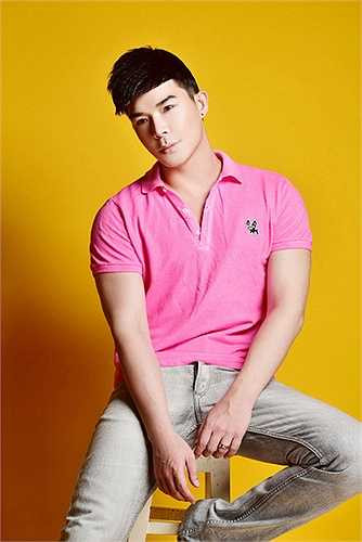 Trong tập 1 của Điệp vụ tuyệt mật, Nathan Lee khiến fan hâm mộ thích thú khi mặc áo tshirt hồng, ôm gấu bông ngồi trả lời phỏng vấn rất vô tư