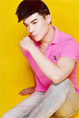 Trong bộ hình mới nhất, Nathan Lee khoe vẻ điển trai đầy nam tính trong trang phục rực rỡ sắc màu toàn hàng hiệu 'khủng' của những thương hiệu đẳng cấp như: Louis Vuitton, DSquared2, DKNY...