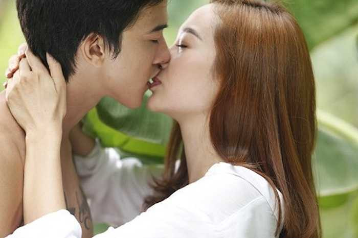 Cảnh hôn mới nhất của Minh Hằng là với hot boy Tiến Vũ trong bộ phim Con ma nhà họ Vương. 