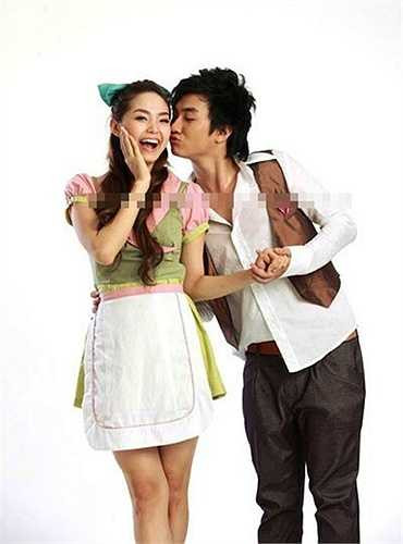 Minh Hằng được Anh Tuấn hôn lên má trong khi đóng Những nụ hôn rực rỡ của Nguyễn Quang Dũng. 