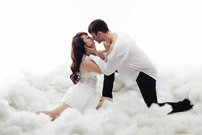 Minh Hằng và bạn nhảy Atanas khóa môi trong MV Mây của cô. Theo Dân Việt 