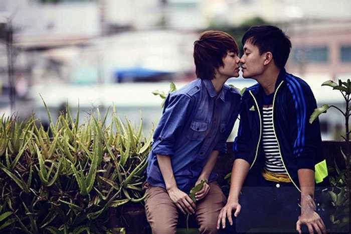 Hai nhân vật chính có nhiều lần khóa môi nhau tình tứ. 