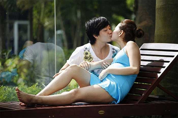 Trước Vừa đi vừa khóc, Minh Hằng và Lương Mạnh Hải cũng hôn nhau đầy tình cảm trong Ngôi nhà hạnh phúc. 