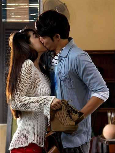 Trong Lệ phí tình yêu, Minh Hằng và Huy Khánh có nhiều cảnh hôn nồng nhiệt. 