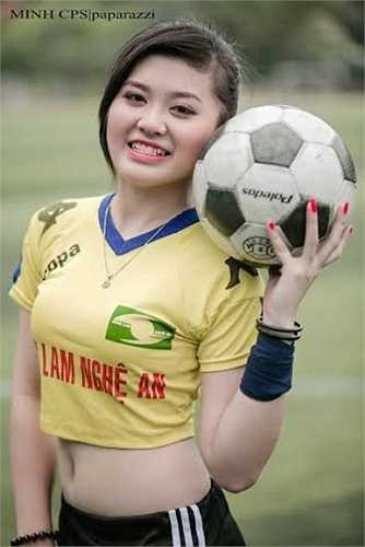 Cấp 3, Huyền Trang đã từng làm bí thư chi đoàn và được kết nạp Đảng ở lớp 12.