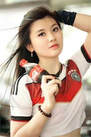 Hiện tại cô bạn đang là bí thư lớp 3917, ĐH Luật Hà Nội. Ngoài ra, Huyền Trang cũng là thành viên của CLB tình nguyện sinh viên Luật.