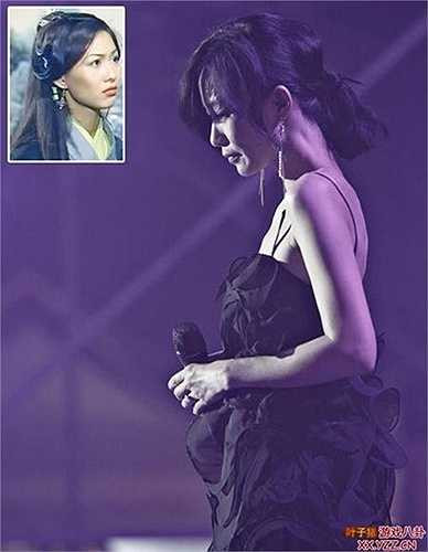 Năm 2001, sau khi công ty Anh Hoàng tái cơ cấu, Triệu Học bị sa thải, cuộc sống trở nên bấp bênh khiến cô phải làm nhiều nghề để kiếm sống. Triệu Học thậm chí còn phải vào quán bar hát với thù lao ít ỏi, nhưng cô vẫn phải làm để trả tiền thuê nhà.