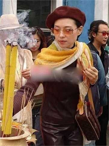 Đao Bạch Phượng do Lã Hữu Huệ đóng, một nữ diễn viên truyền hình nức tiếng một thời của xứ cảng thơm. Dù tuổi tác đã ngoài 60 nhưng Lã Hữu Huệ vẫn giữ được thần thái xinh đẹp năm xưa.