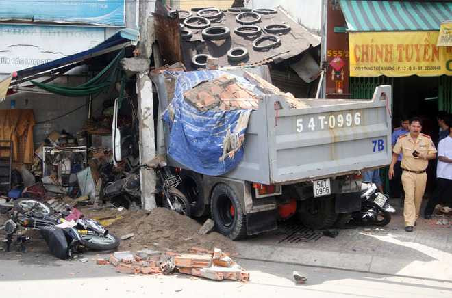 Phút kinh hoàng tài xế lao xe tông sập nhà dân, vùi lấp nhiều người