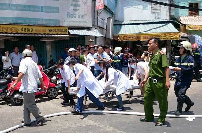 Phút kinh hoàng tài xế lao xe tông sập nhà dân, vùi lấp nhiều người