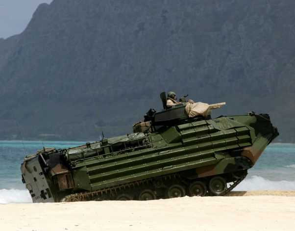 Xe lội nước của lính thủy đánh bộ Mỹ tại Hawaii