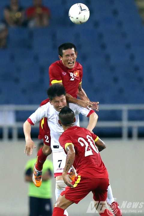 Chí Công chơi bóng hết mình