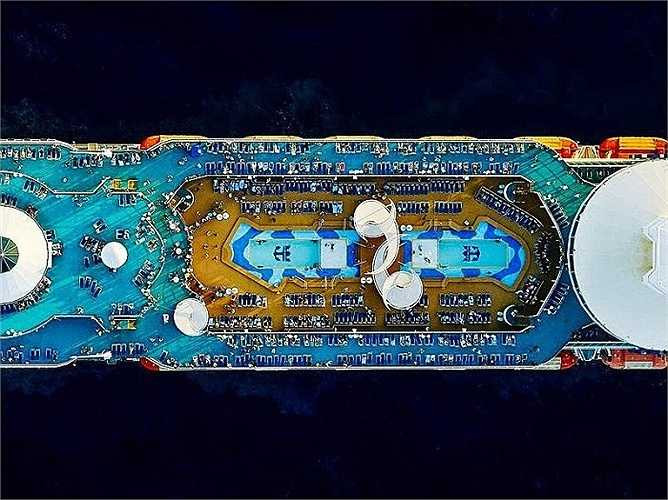 Những thiết kế trên boong tàu Royal Caribbean Majesty of the Seas nhìn từ trên cao vô cùng phức tạp, như thể cấu trúc của một thành phố chứ không đơn thuần là một cỗ máy di chuyển trên mặt nước. 