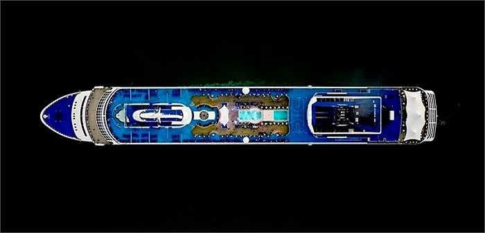 Con tàu mang tên Norwegian Sky. Để tạo điều kiện cho Milstein tác nghiệp, bên ghế anh ngồi không có cửa sổ, nhờ đó, anh không bị vướng tầm nhìn và có thể thoải mái sử dụng máy ảnh. 