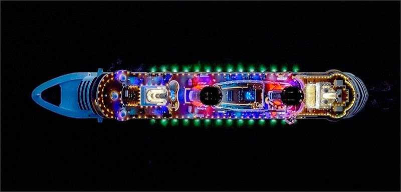 Con tàu lấp lánh này có tên Disney Dream. Milstein thực hiện bộ ảnh chủ yếu tại cảng Canaveral ở bang Florida, Mỹ, nơi hàng triệu tàu du lịch cập bến trong các kỳ nghỉ mỗi năm. 