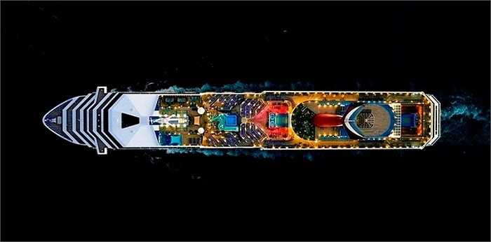 Ảnh chụp từ trên cao con tàu Carnival Victory. Tên các con tàu thường rất kêu và độ hoành tráng trên đó thì miễn bàn. 