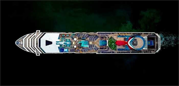 Ảnh chụp tàu du lịch siêu sang của Milstein có độ nét rất cao. Nếu phóng to ra, có thể ngắm gần như mọi chi tiết trên boong tàu, như ghế nghỉ, sân golf, sàn nhảy, bể bơi… 