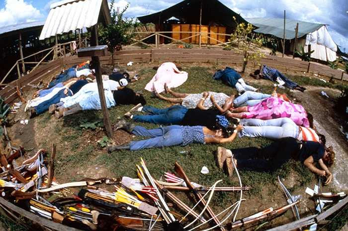 Một vài tín đồ đã tỉnh táo, nhận ra chân dung của kẻ điên khùng này đã đứng ra tố cáo tội ác của Jones. Lo sợ sẽ bị bắt, Jones đã bịa rằng Ngày Tận thế sắp xảy ra, nên phải chuyển đến vùng đất an toàn. Và hắn đã kéo cả ngàn đệ tử đến vùng đất hứa ở Guyana, quốc gia Nam Mỹ.