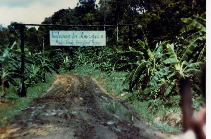 Hắn mua mảnh đất mãi trong rừng sâu, cách thủ đô của Guyana tới 200km và tuyên truyền rằng, đây chính là miền đất hứa. Tại đây, hắn sẽ xây dựng một chế độ tự do, hạnh phúc, khác xa với 'chế độ độc tài của Chính phủ Mỹ'.