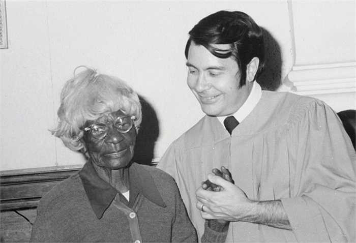 Gã và các tín đồ xây dựng một khu vực rộng lớn mang tên Jonestown. Khu vực được bảo vệ bởi nhiều lớp hàng rào thép gai, cùng lực lượng bảo vệ đông đảo, trang bị súng ống để chống đào thoát và xâm nhập.