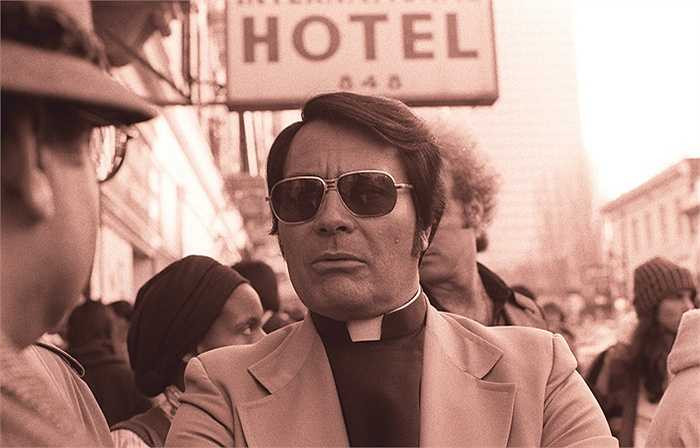 Nhiều tín đồ phản đối thì bị thuộc hạ của Jones đánh đập, nhục mạ. Nhiều người chống đối bị hắn tống vào thùng gỗ và chôn sống. 