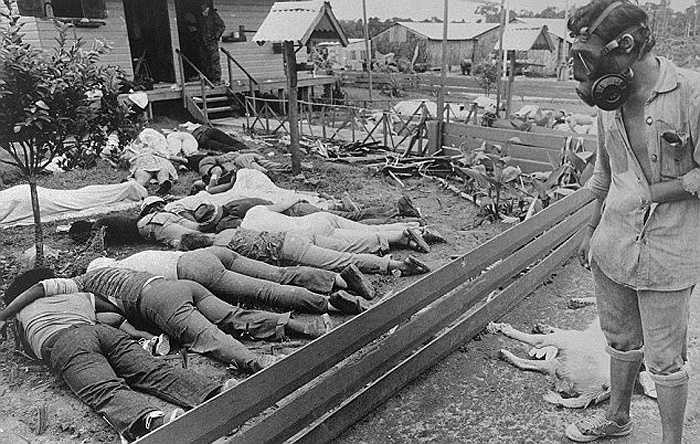 Lo sợ chính quyền Mỹ sẽ tiêu diệt, tên giáo chủ bệnh hoạn này đã ép các tín đồ dùng thuốc an thần, tạo ảo giác rồi thuyết giảng về con đường gặp Đấng Tối cao. 