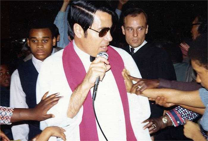 Jim Jones sinh ra và lớn lên tại Lynn, vùng đất miền Nam Hoa Kỳ. Từ nhỏ, Jones đã có đam mê các nghi thức tôn giáo và những sở thích khác lạ, gã nghiên cứu các phép thuật, thôi miên, các trò biểu diễn ảo thuật. 