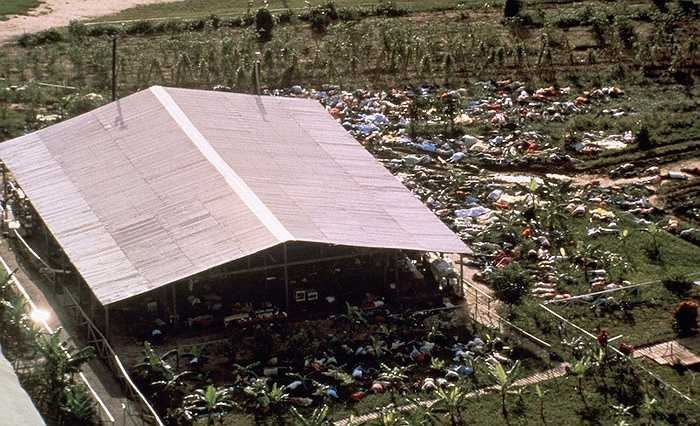 Các thành viên ngấm thuốc an thần, bị kích động thần kinh, tin vào lời nói của hắn, đã thi nhau tự sát. Chồng tự tiêm thuốc độc cho vợ, cha mẹ tiêm thuốc độc cho con, các tín đồ tiêm thuốc độc cho nhau. Nhiều người không thích tiêm thuốc độc thì dùng dao găm tự sát. Ai phải đối thì bị bắn.