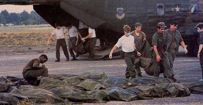 Sau khi gần 1.000 tín đồ đã ngấm thuốc độc và chết, thì tên giáo chủ bệnh hoạn này tự kết liễu đời mình bằng phát súng lục. 