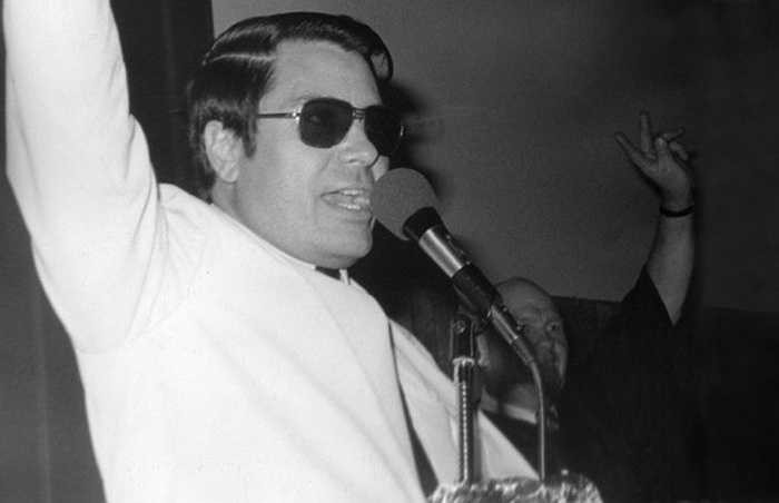 Các tín đồ tin rằng, gã là người giời, là nhà tiên tri lỗi lạc. Khi mọi người đặt niềm tin vào gã, thì gã tuyên bố mình là đấng cứu tinh của nhân loại, đặc biệt là những người tuyệt vọng.