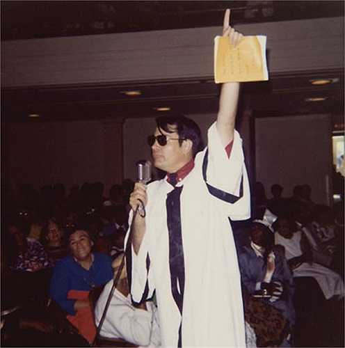 Sau một vụ lừa đảo ở Brazil năm 1961, Jones kiếm được một món tiền rất lớn. Gã quay về quê hương, thuộc bang Indianna lập ra giáo phái mang tên Peoples Temple. Hắn đặt trụ sở ở trong rừng sâu, đặt cả tháp canh, đào hào sâu, bảo vệ chặt chẽ bằng hàng trăm con chó dữ. 