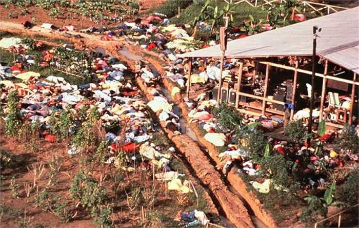 Gã trộn ma túy, thuốc an thần vào trong thức ăn, nước uống để các tín đồ ăn hàng ngày, rồi nghe hắn thuyết giảng. Các tín đồ bị phê thuốc đã phát sinh ảo giác, quên đi các đau đớn, xúc cảm bình thường. Khi đó, họ càng tin rằng, Jim Jones chính là vị cứu tinh của nhân loại.