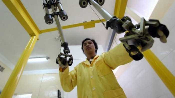 Đưa đồng vị phóng xạ đã được điều chế vào chất dẫn có phát tán nhiều phóng xạ