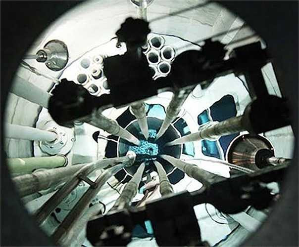 Các thanh nguyên liệu hạt nhân Uranium bên trong lò phản ứng, nhìn từ miệng lò.