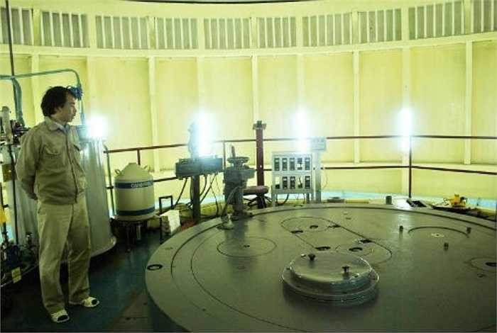 Đây là vị trí cao nhất của lò phản ứng, phần miệng lò được đóng kín với hệ thống bảo vệ chắc chắn