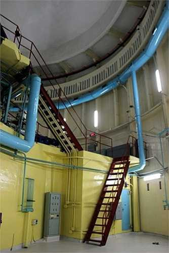 Lò phản ứng hạt nhân có 2 tầng với lối lên bậc thang. Trong đó, tầng 1 là nơi chứa các nhiên liệu đã bị cháy, hệ thống đo mức phóng xạ cùng các hệ thống hỗ trợ lò hoạt động; tầng 2 chính là miệng lò.