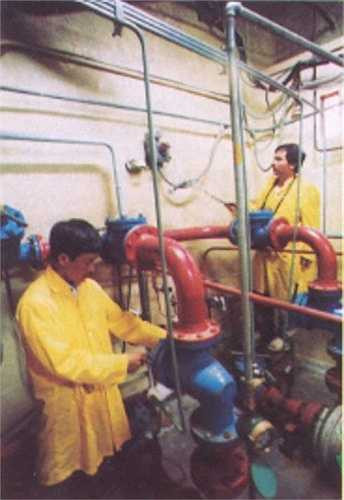 Các chuyên viên kiểm tra bức xạ tại phòng xử lý chất thải của lò để đảm bảo tính an toàn, an ninh phóng xạ hạt nhân.