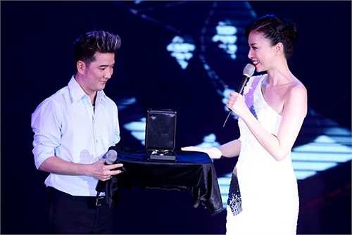 Nói về thú mê hàng hiệu của mình, Đàm Vĩnh Hưng chia sẻ: 'Louis Vuitton ra cái gì, tôi có cái đó. Vì sao tôi thích dùng đồ Louis? Vì hãng này đắt và không bao giờ sale'