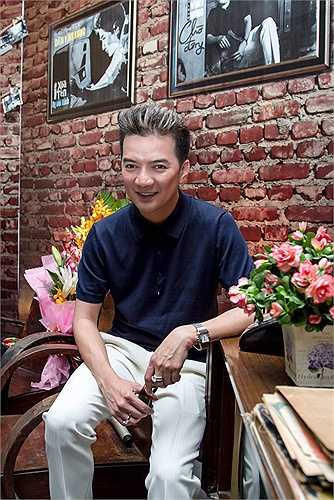 Đồng thời bày tỏ nghi ngờ: 'Nếu bài hát của anh ấy mà hay, nó đã nằm trên môi của hàng triệu người rồi chứ không phải chỉ gói gọn trong một giới nhỏ hẹp như thế'